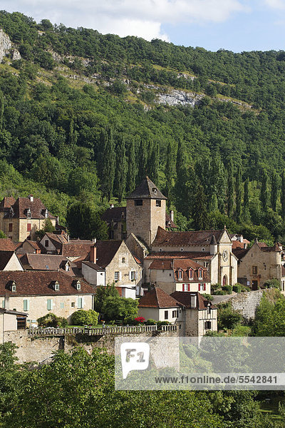 Autoire  wird als eines der schönsten Dörfer Frankreichs bezeichnet  Les Plus Beaux Villages de France  Haut Quercy  Lot  Frankreich  Europa