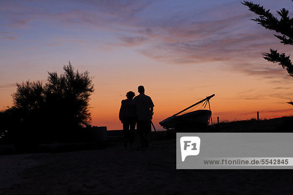 Paar mit Boot bei Sonnenuntergang  Ile de Re  Charentes  Frankreich  Europa