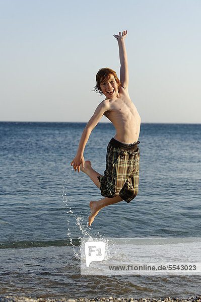 Fröhlichkeit Junge - Person Meer springen