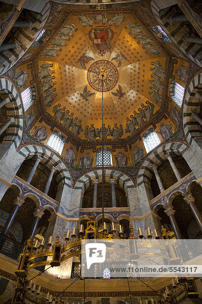 Kuppel im Aachener Dom  Oktogon  UNESCO-Weltkulturerbe  Aachen  Nordrhein-Westfalen  Deutschland  Europa