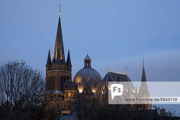 Aachener Dom  UNESCO-Weltkulturerbe  bei Dämmerung  Aachen  Nordrhein-Westfalen  Deutschland  Europa