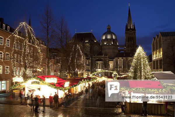 Aachener Weihnachtsmarkt mit Rathaus  bei Nacht  Aachen  Nordrhein-Westfalen  Deutschland  Europa