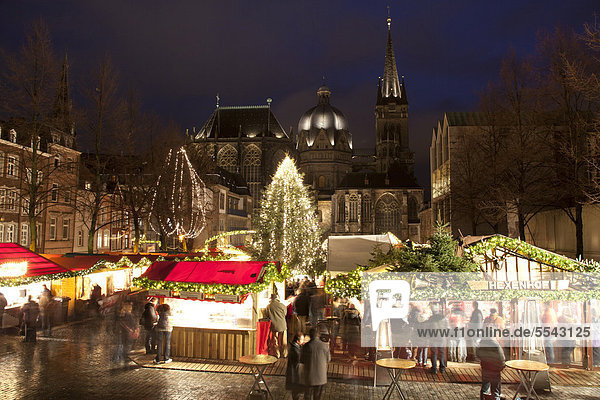 Aachener Weihnachtsmarkt mit Dom  bei Nacht  Aachen  Nordrhein-Westfalen  Deutschland  Europa
