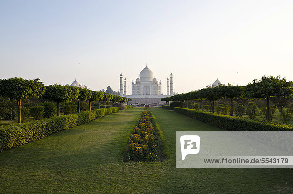 Taj Mahal  UNESCO-Weltkulturerbe  über den Fluss Yamuna gesehen  Agra  Uttar Pradesh  Indien  Asien