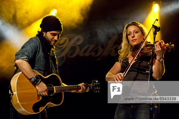 Der Schweizer Sänger und Musiker Reto Burrell und Barbara Wildberger  live in der Schüür Luzern  Schweiz  Europa
