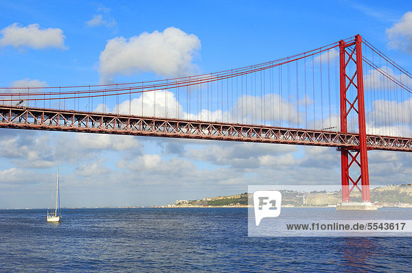 Ponte 25 de Abril  Brücke des 25. April  Tajo oder Tejo  Lisboa  Lissabon  Portugal  Europa