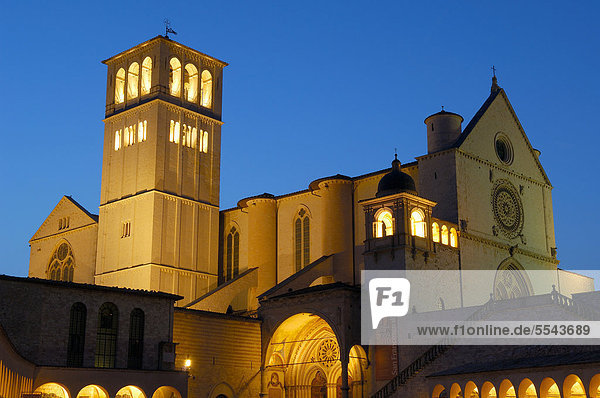 Basilika San Francesco  Basilika des Heiligen Franziskus von Assisi in der Dämmerung  UNESCO Welterbe  Assisi  Perugia  Region Umbrien  Italien  Europa