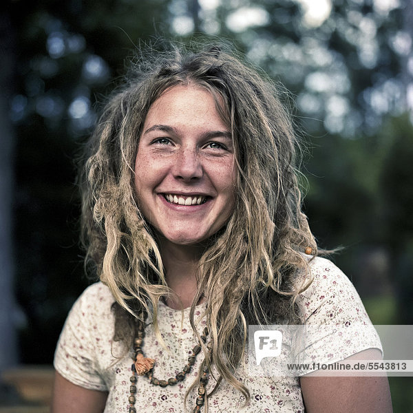 Lächelnde Frau mit Dreadlocks New Orleans Louisiana USA