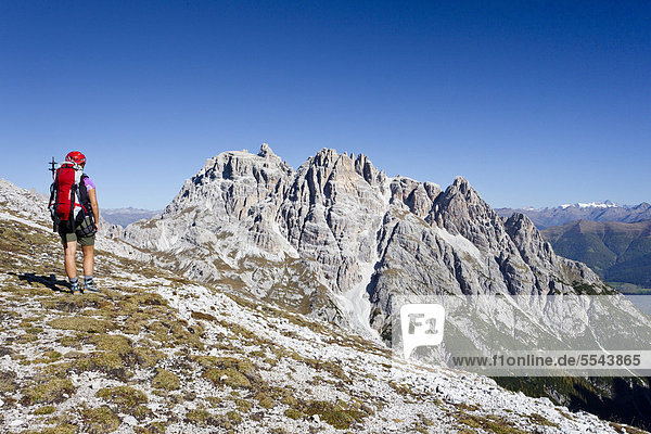 Wanderer beim Aufstieg zum Paternkofel  hinten die Dreischusterspitze  unten das Altensteintal  Sexten  Hochpustertal  Dolomiten  Südtirol  Italien  Europa
