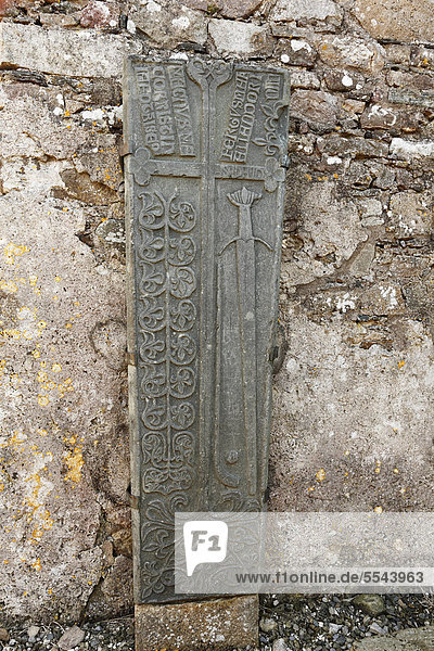 Grabstein mit Schwert  Clonca Kirche nahe Culduff  Inishowen-Halbinsel  County Donegal  Irland  Britische Inseln  Europa