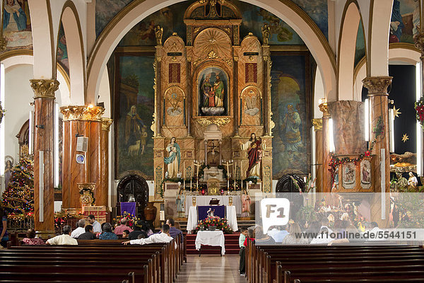Interior and altar of the Iglesia Santa Ana Church  Panama City  Panama  Central America
