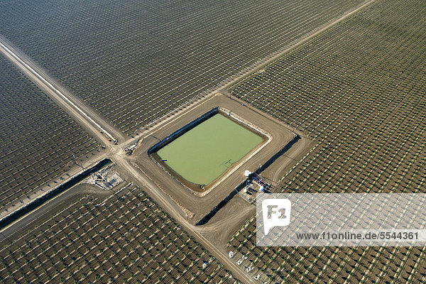 Luftaufnahme  Agrarlandschaft im Central Valley  Bewässerungsteich  Fresno  Kalifornien  USA  Nordamerika