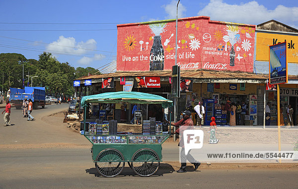 Mobiler Händler für CDs im Zentrum der Stadt Moshi  Moshi  Tansania  Afrika