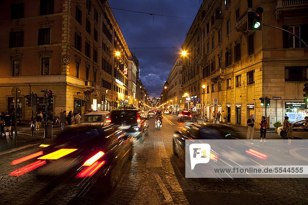 Via Nazionale Richtung Il Vittoriano in der Abenddämmerung  Rom  Italien  Europa