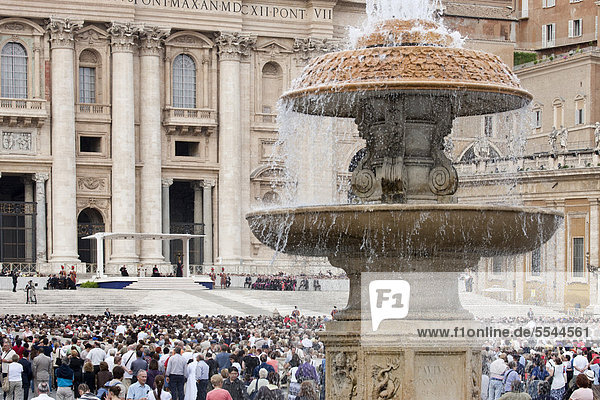 Papst Benedikt XVI. bei der Generalaudienz auf dem Petersplatz  Rom  Italien  Europa