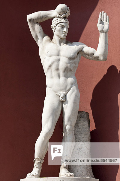 Statue eines Athleten am Eingang zum Foro Italico  Rom  Italien  Europa