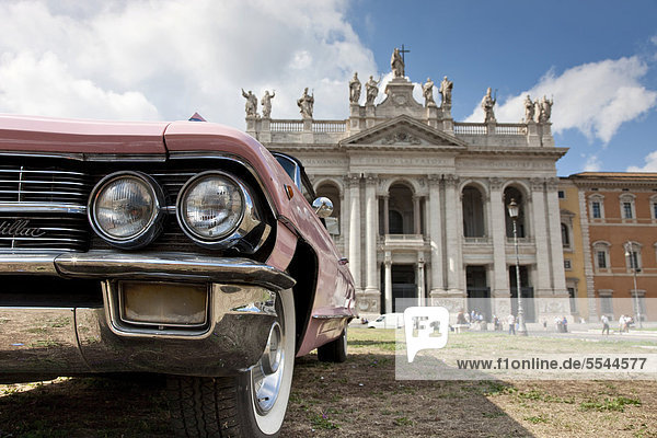 Cadillac vor der Fassade von San Giovanni in Laterano  Rom  Italien  Europa