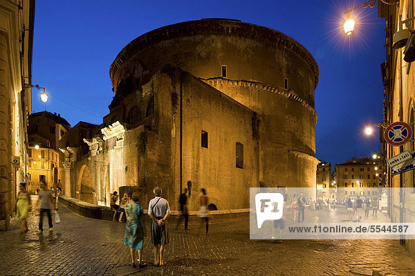 Die Rückseite des Pantheon von der Via dei Cestari in der Abenddämmerung  Rom  Italien  Europa