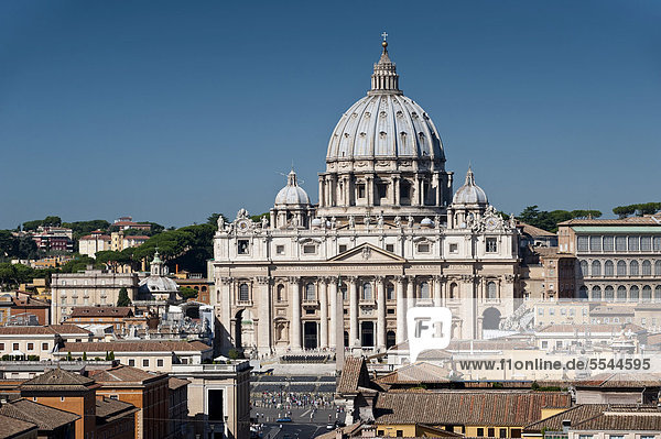 Blick von der Engelsburg auf den Petersdom  Rom  Italien  Europa