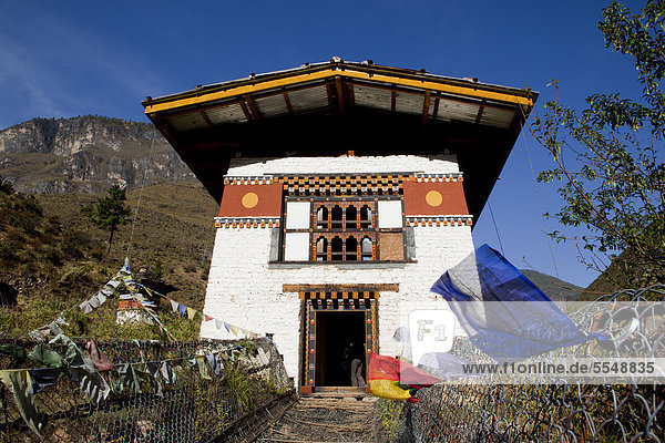 Haus mit Brücke im traditionellen Baustil  Bhutan