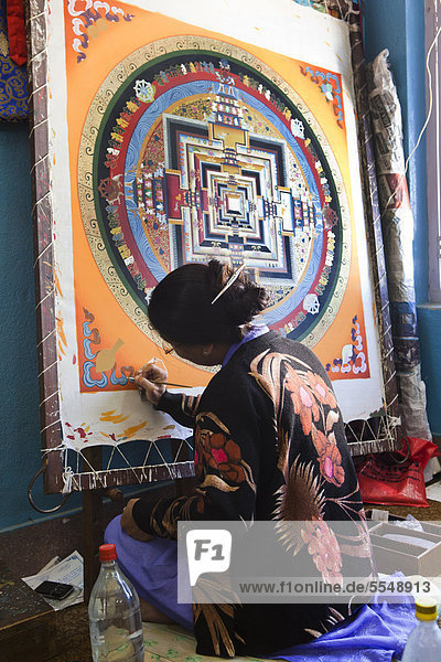 Frau malt ein Mandala Kathmandu Nepal