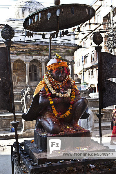 Hinduistische Gottheit an einem Tempel  Kathmandu  Nepal