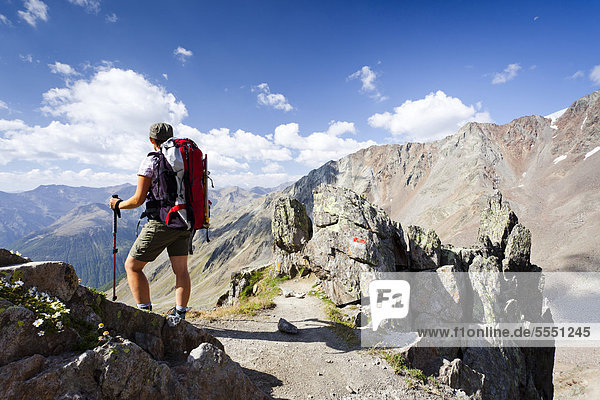 Wanderer beim Aufstieg zur Similaunhütte im Schnalstal durch das Tisental  Südtirol  Italien  Europa