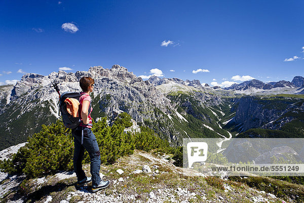 Wanderin mit Aussicht vom Monte Piano im Hochpustertal  hinten das Rienztal  Dolomiten  Südtirol  Italien  Europa