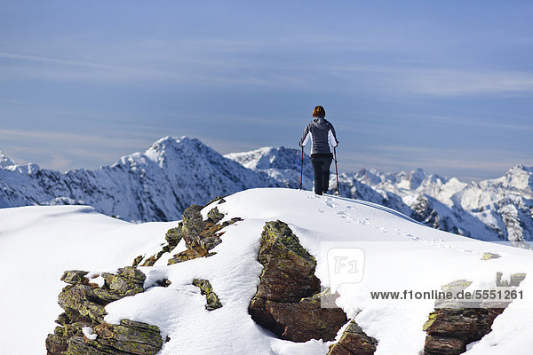 Wanderin im Schnee auf der Röthenspitz oberhalb vom Penser Joch  Sarntal  Südtirol  Italien  Europa