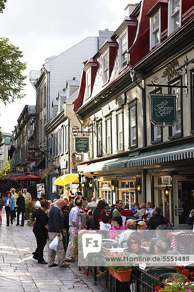 Gäste in einem StraßencafÈ oder Restaurant  rue Sainte-Anne  Quebec  UNESCO Weltkulturerbe  Quebec  Kanada