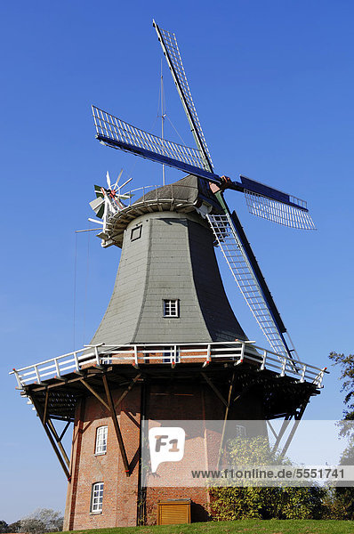 Windmill  Dutch gallery type  one of the twin mills of Greetsiel  East Frisia  Lower Saxony  Germany  Europe