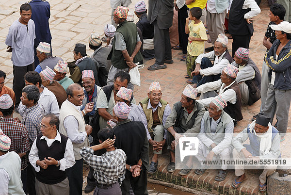 Männer unterhalten sich  Taumadhi-Platz  Bhaktapur  Kathmandu-Tal  Nepal  Asien