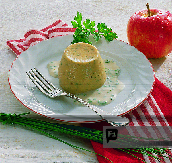 Bunter Gemüseflan mit Apfel-Sahne und Schnittlauch  warme Vorspeise  Österreich  Rezept gegen Gebühr erhältlich