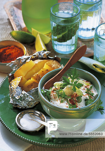 Zwiebelpaste Haifa  raffiniert gewürzte Creme aus Quark und saurer Sahne  Israel  Rezept gegen Gebühr erhältlich