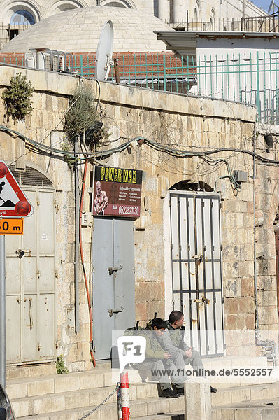 Israelische Wachsoldaten im christlichen Viertel in der Altstadt von Jerusalem  Israel  Vorderasien