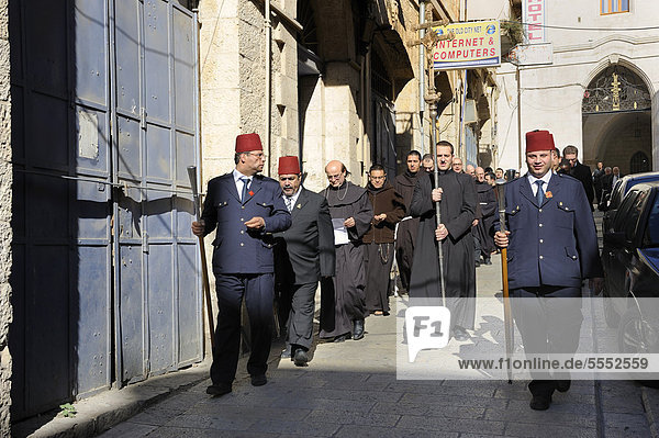 Patriarch des Lateinischen Patriarchats von Jerusalem wird eskortiert von einer Ehrengarde bei dem sonntäglichen Gang vom Lateinischen Patriarchat zur Grabeskirche in der Altstadt von Jerusalem Israel Vorderasien