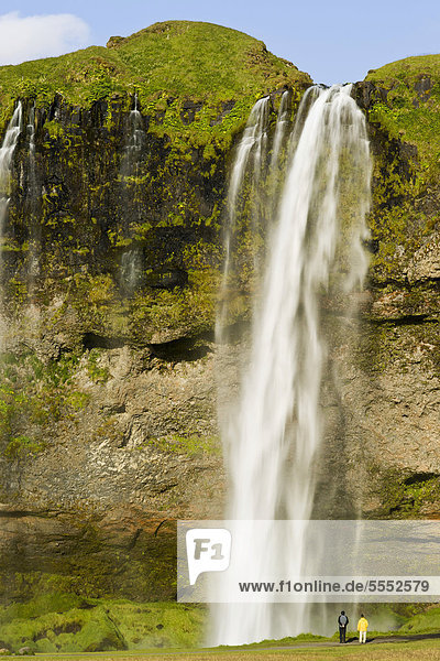Menschen vor Wasserfall Seljalandsfoss Island Europa