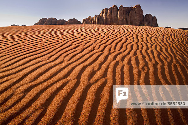 Rote Sanddünen mit Fels Wadi Rum Wüste Jordanien Vorderasien