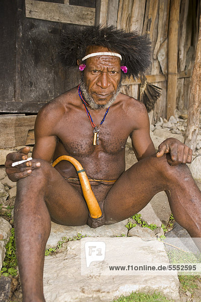 Mann vom Stamm der Dani mit Penisköcher  Baliem-Tal  West Papua  West Neuguinea  Indonesien  Asien