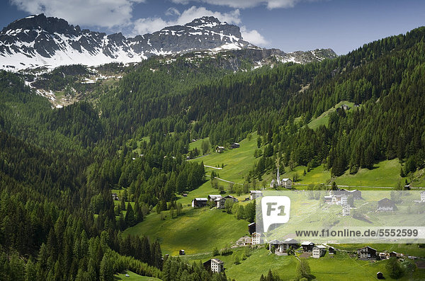 Landschaft mit Bergdorf unterhalb der Berggipfel der Dolomiten  Italien  Europa