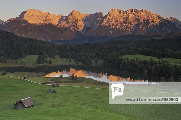 Geroldsee im Abendrot Mittenwald Karwendel Alpen Bayern Deutschland Europa