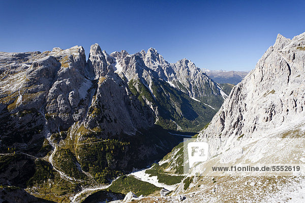 Beim Alpinisteig  im Bild der Einser  hinten die Dreischusterspitze  Sexten  Hochpustertal  Dolomiten  Südtirol  Italien  Europa