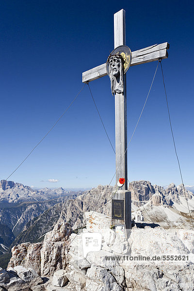Gipfelkreuz auf dem Paternkofel  hinten der Schwalbenkofel  Sexten  Hochpustertal  Dolomiten  Südtirol  Italien  Europa