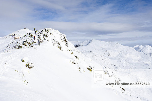 Skitourengeher beim Aufstieg zum Sattele oberhalb von Reinswald im Sarntal  hier auf dem Gipfelgrat  hinten das Sattele  Südtirol  Italien  Europa