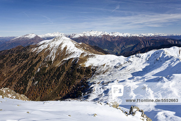 Blick von der Röthenspitz oberhalb vom Penser Joch  hinten das Gebirge des Pfitschertals mit dem Hochfeiler  Sarntal  Südtirol  Italien  Europa