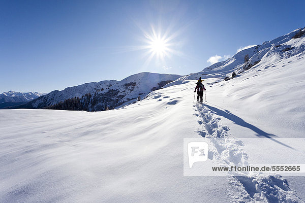 Schneeschuhwanderer beim Aufstieg zur Jagelealm im Ridnauntal oberhalb von Entholz  Südtirol  Italien  Europa