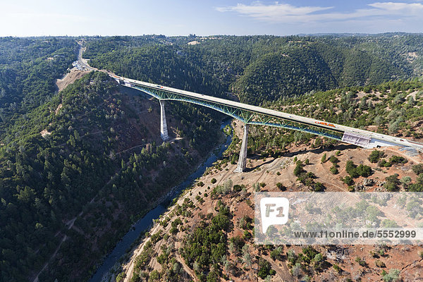 Die Foresthill Brücke  die höchste Brücke Kaliforniens  über den Nordarm  North Fork  des American River  Luftaufnahme  Auburn  Kalifornien  USA  Nordamerika