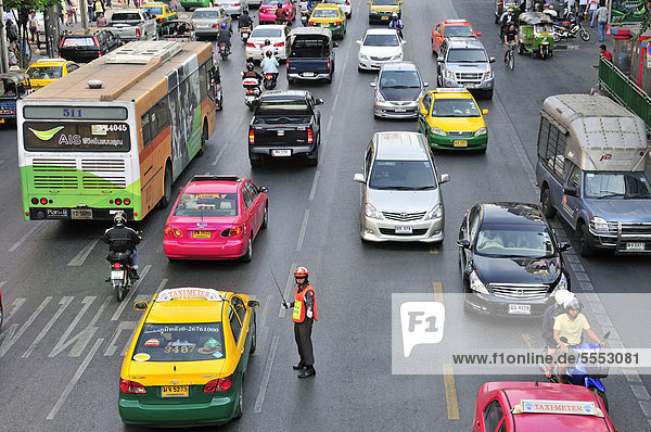 Straßenverkehr  Verkehrspolizist  Phetburi Road  Bangkok  Thailand  Asien  ÖffentlicherGrund