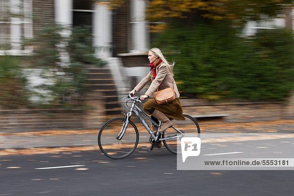 Junge Frau beim Radfahren auf der Straße