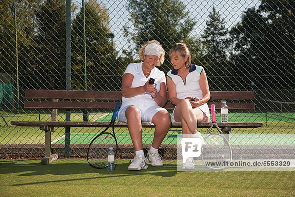 Alte Frauen SMS auf Tennisplatz